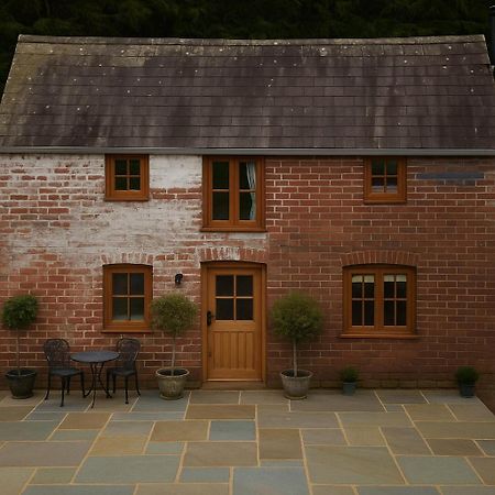 Charming Country Cottage With Oak Beams In Historic Setting, Brecon Beacons Retreat Llangadog Exterior foto