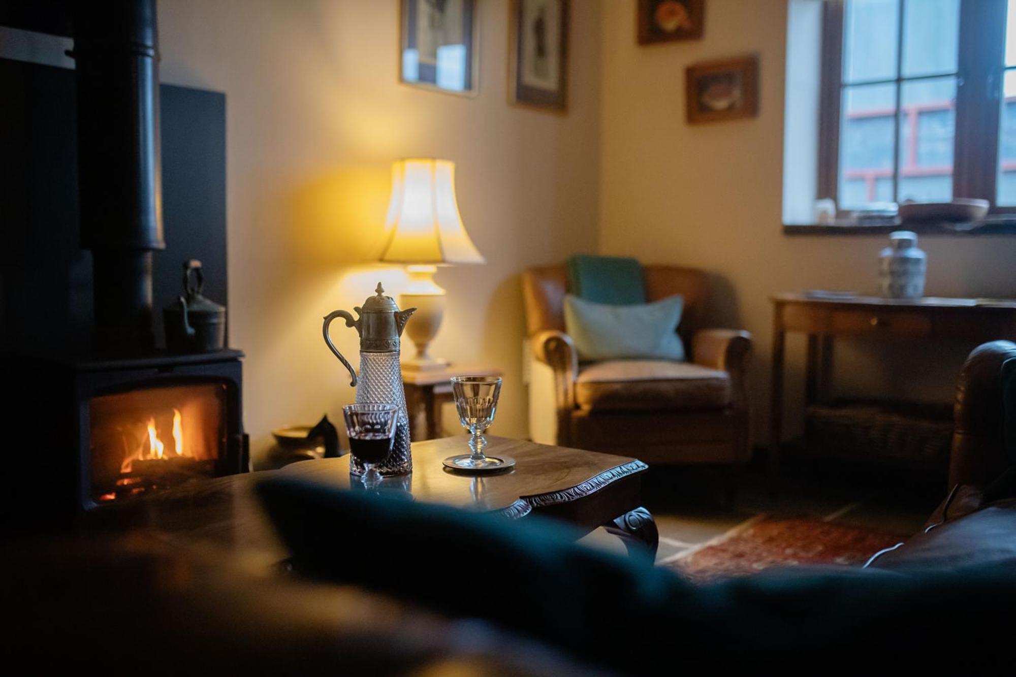 Charming Country Cottage With Oak Beams In Historic Setting, Brecon Beacons Retreat Llangadog Exterior foto