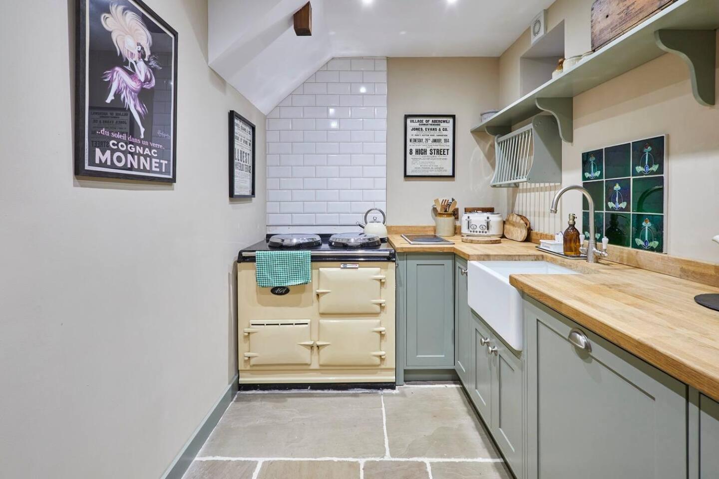 Charming Country Cottage With Oak Beams In Historic Setting, Brecon Beacons Retreat Llangadog Exterior foto