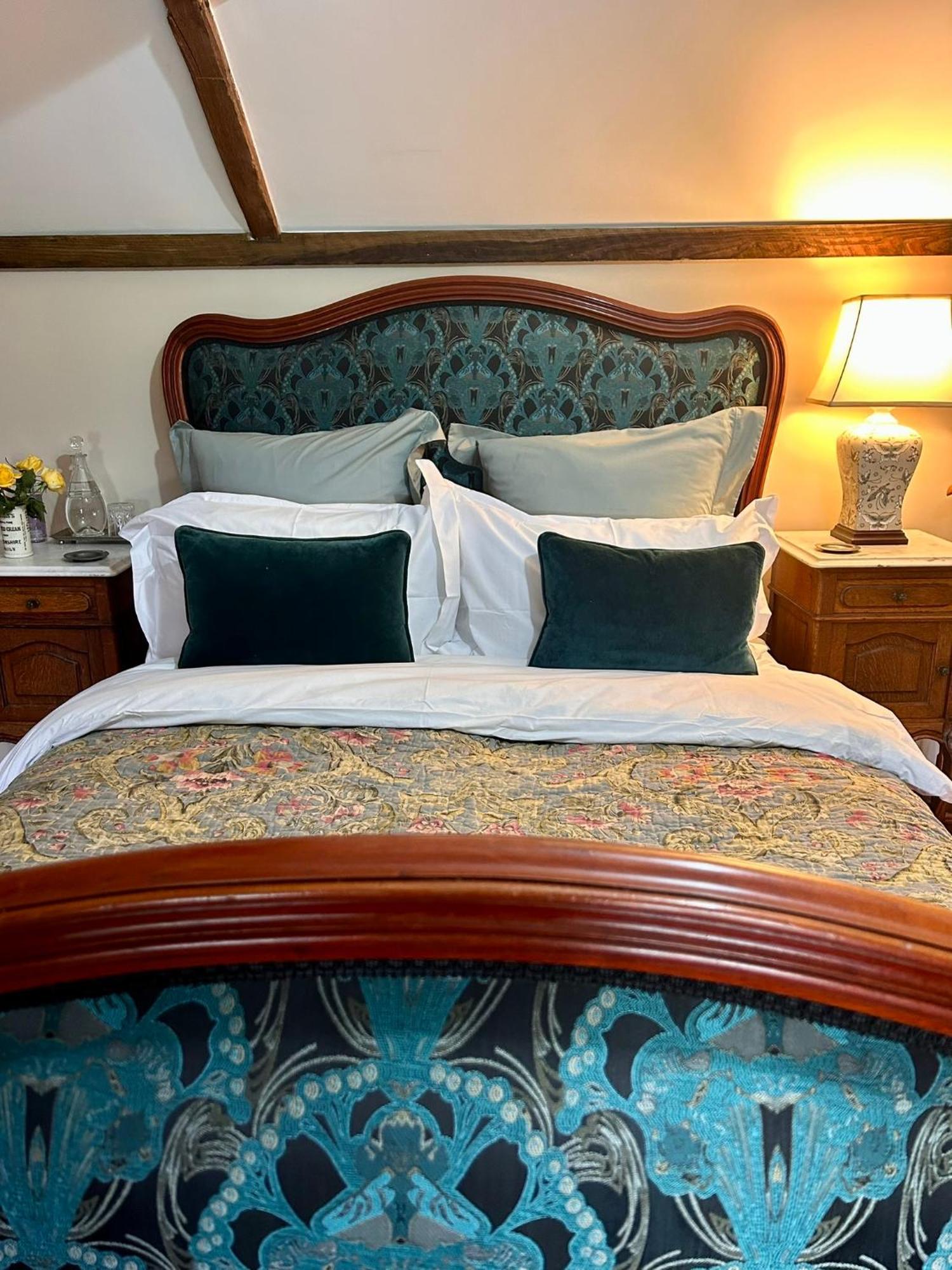 Charming Country Cottage With Oak Beams In Historic Setting, Brecon Beacons Retreat Llangadog Exterior foto